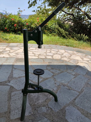 Bottle capper stand like new for standard caps