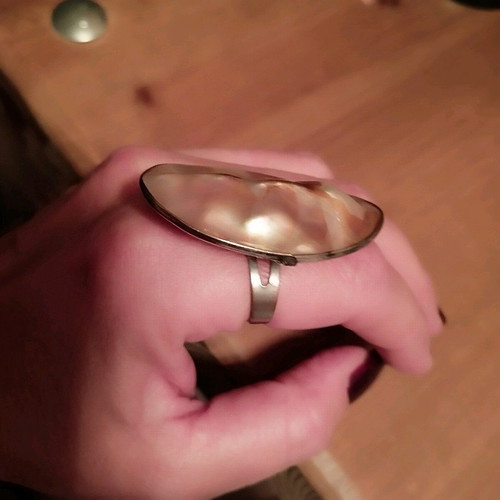 Adjustable ring like shell in excellent condition, white and beige