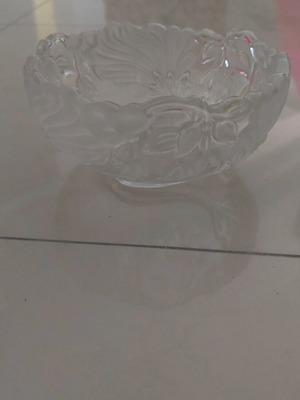 Embossed glass bowl like new