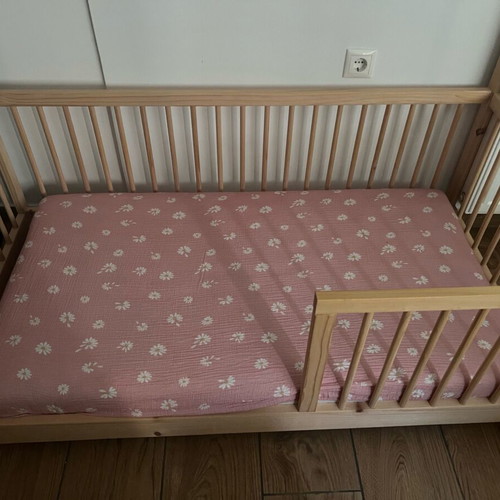 Montessori toddler floor bed like new with mattress and gift bedsheets