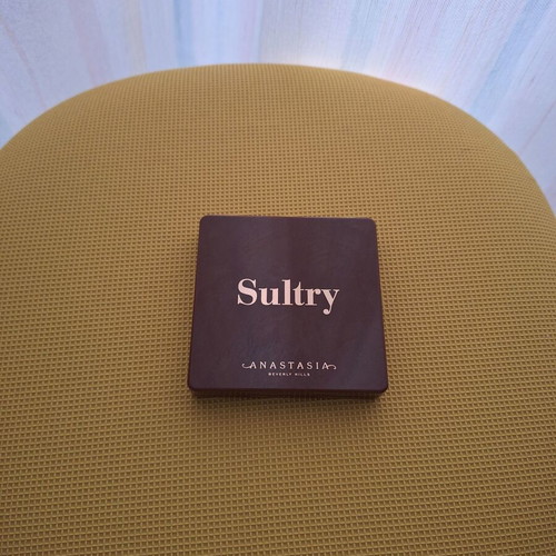 Anastasia Beverly Hills Sultry eyeshadow palette like new