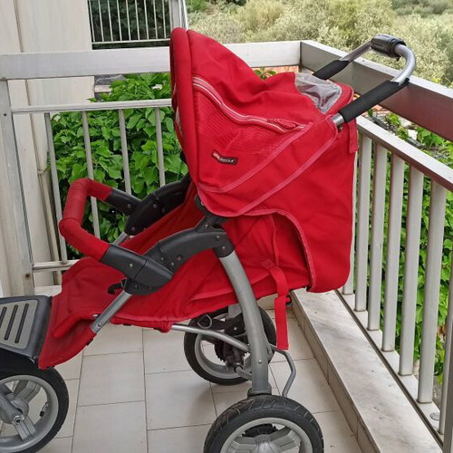 Baby stroller like new with safety belts and canopy