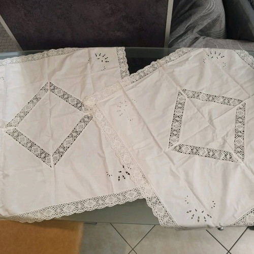 Set of 2 table linens like new