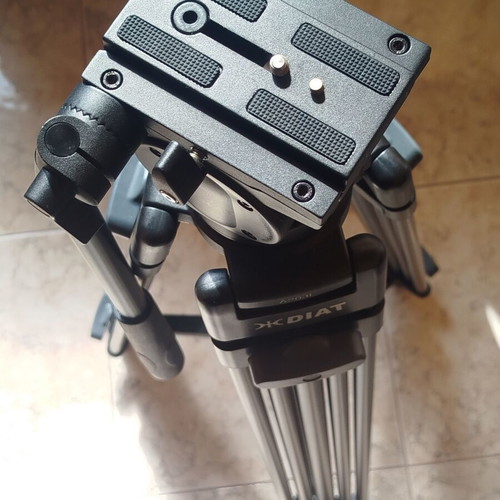 Diat A203L-KS10 professional tripod with hydraulic head like new