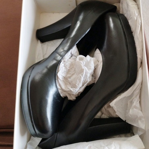 Quazi black leather pumps like new, size 41