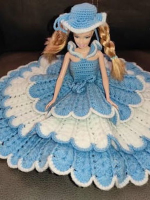Barbie με χειροποίητο πλεκτό φόρεμα σαν καινούργια