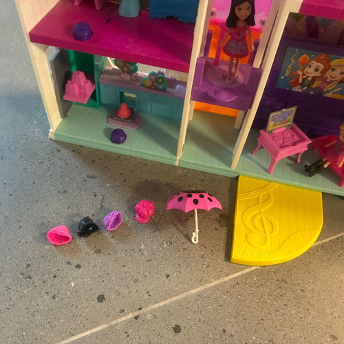 Polly Pocket large dollhouse with 7 figures