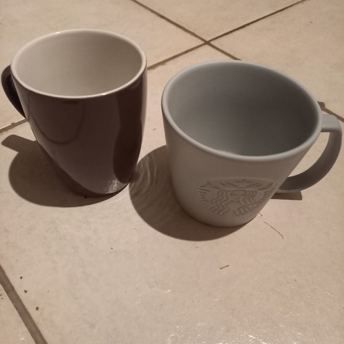 Coffee mugs like new, set of two