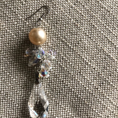 Evening earrings used with beige pearl and crystals
