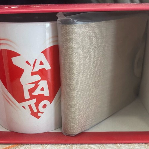 Gift set mug and wallet in paper packaging