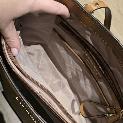 Michael Kors Voyager shoulder bag tan like new