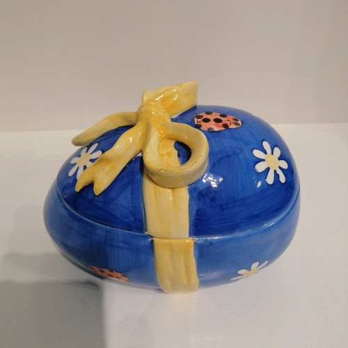 Vintage ceramic egg like new with lid and decorative details