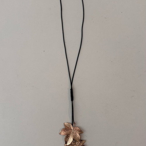 Long necklace with leaves used, black and gold color
