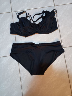Black women's bikini swimsuit like new, size M, 80D bra