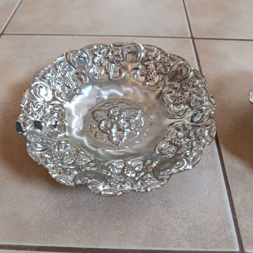 Vintage decorative platters set of 2, like new, embossed designs