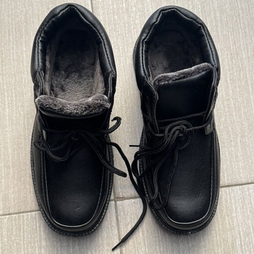 Black leather boots new, suitable for cold weather
