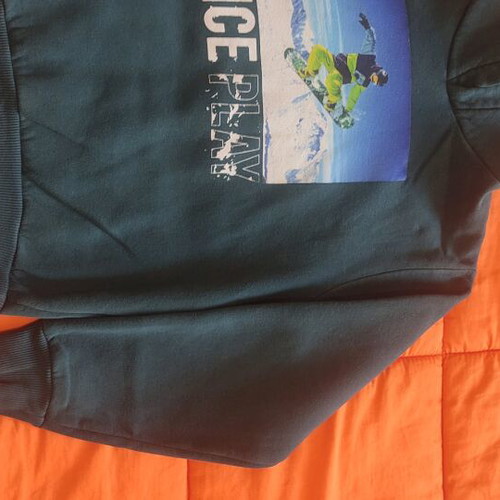Boy's sweatshirt 6 years like new, with hood and pockets green