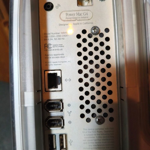 Apple Power Mac G4 desktop with keyboard