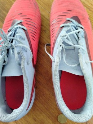 Παπούτσια ποδοσφαίρου Nike μεταχειρισμένα, πολύχρωμα, μέγεθος 43