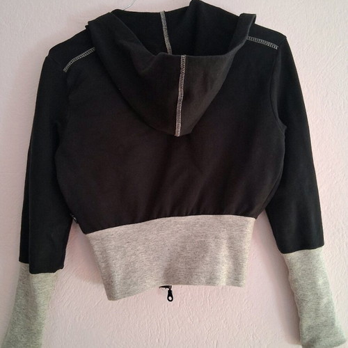 00's cropped sweatshirt like new, black and gray