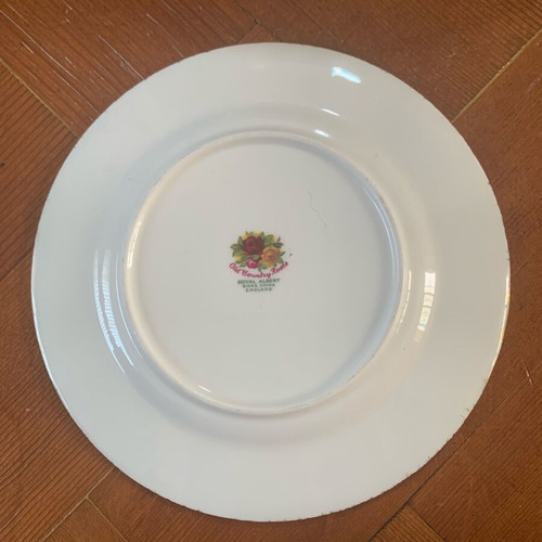 Royal Albert Old Country Roses 18-Piece Dinnerware Set like new