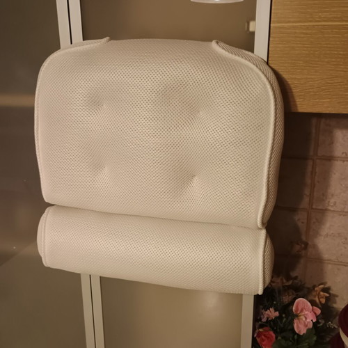 Travel pillow with 4 suction cups like new