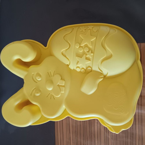 Silicone cake mold with Easter design like new