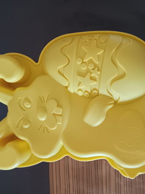 Silicone cake mold with Easter design like new