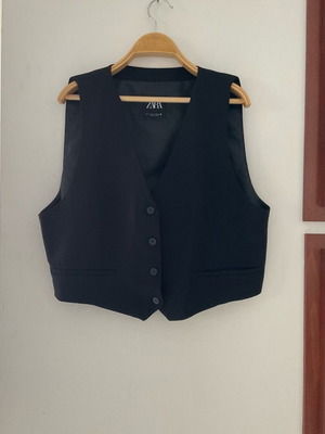 Zara black cropped vest XL like new