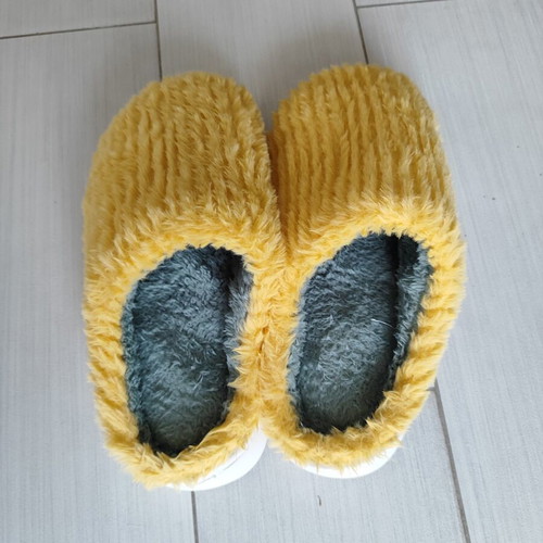 Fur slippers women's size 38/39 like new, yellow