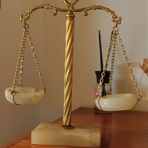Decorative scale made of bronze and onyx used