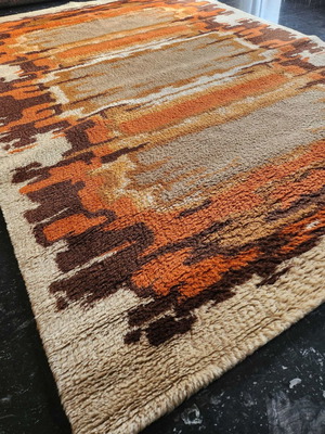 Machine-made rug used 190cm x 236cm