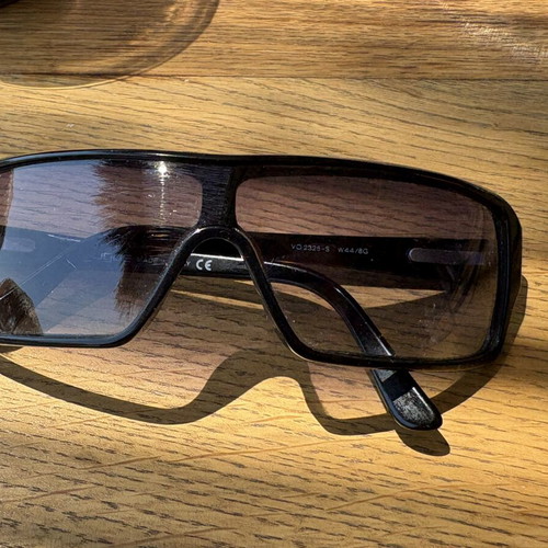 Vogue Eyewear VO 2325-S Sunglasses like new, black