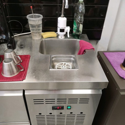 Professional refrigerator like new with two large drawers and double door