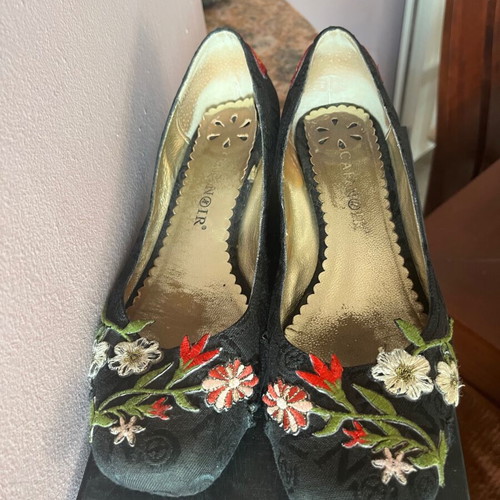 CafeNoir shoes used with embroidery and small 3cm heel, size 39, black and red