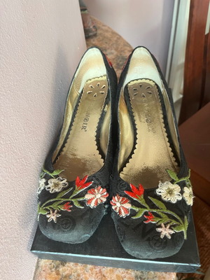 CafeNoir shoes used with embroidery and small 3cm heel, size 39, black and red