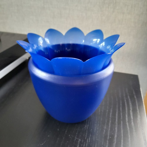 Blue flower pots plastic and clay, set of 2