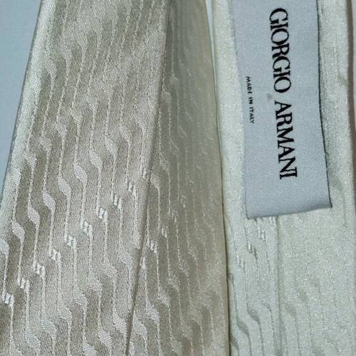 White tie like new with shine and pattern, length 74 cm