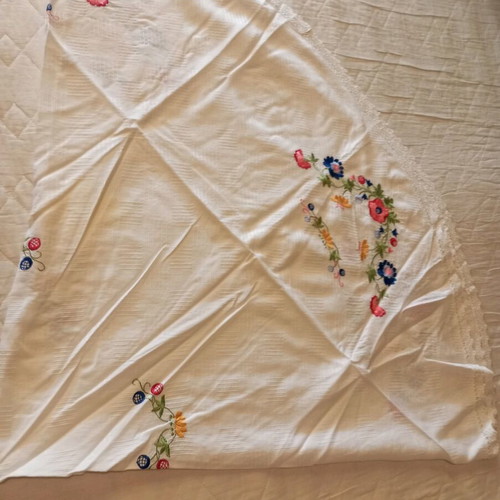Handmade embroidered round tablecloth 160cm new