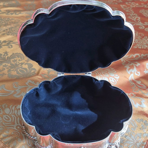 Silver-plated jewelry box oval with embossed designs new