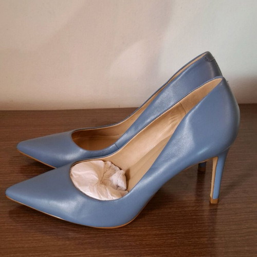 Carrano pumps like new, size 37, turquoise