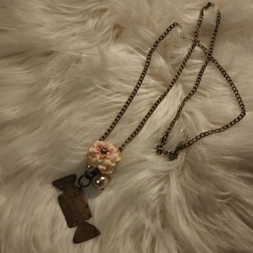 Handmade necklace used caramel with pearl and flower bronze