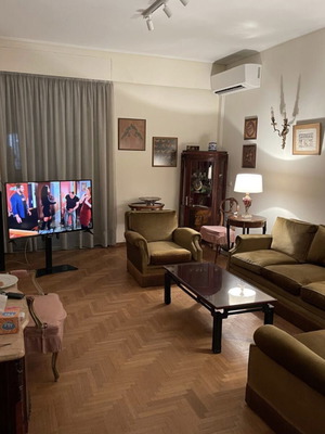 Σαλόνι με τριθέσιο καναπέ και δύο πολυθρόνες σαν καινούργιο