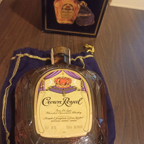Crown Royal Fine De Luxe 750ml vintage sealed with box and pouch
