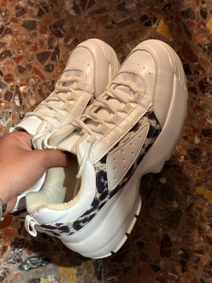 Women's athletic shoes like new, size 40, white
