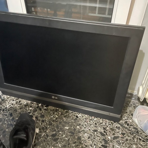 LG 32 inch TV like new missing stand needs decoder