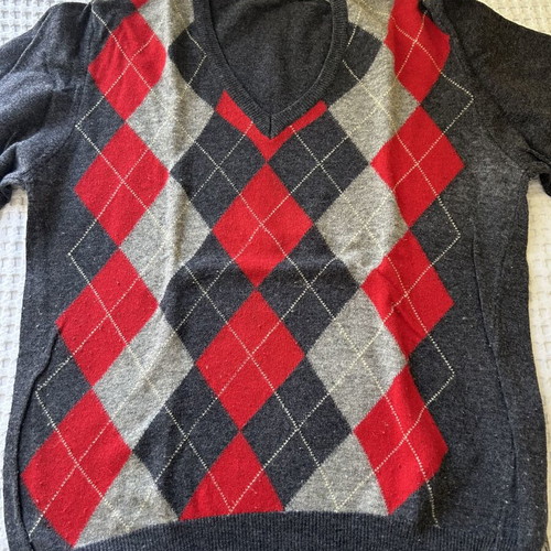 Men's sweater with argyle pattern, gray and red