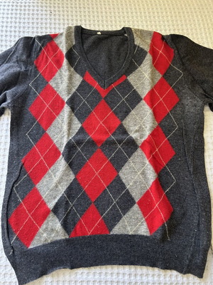 Men's sweater with argyle pattern, gray and red