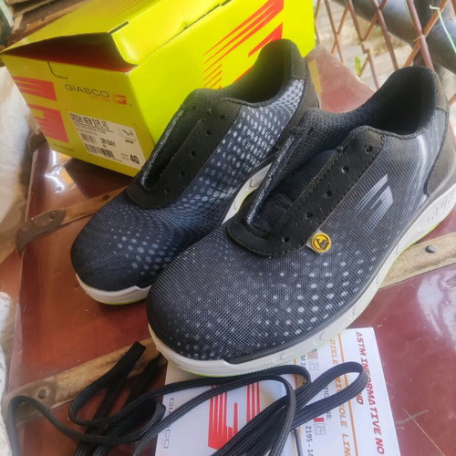 20 € N 40. Brand new, unworn.