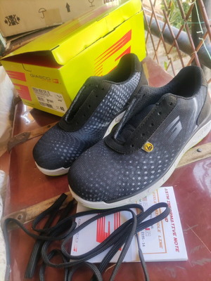 30 € N 40. Brand new, unworn.